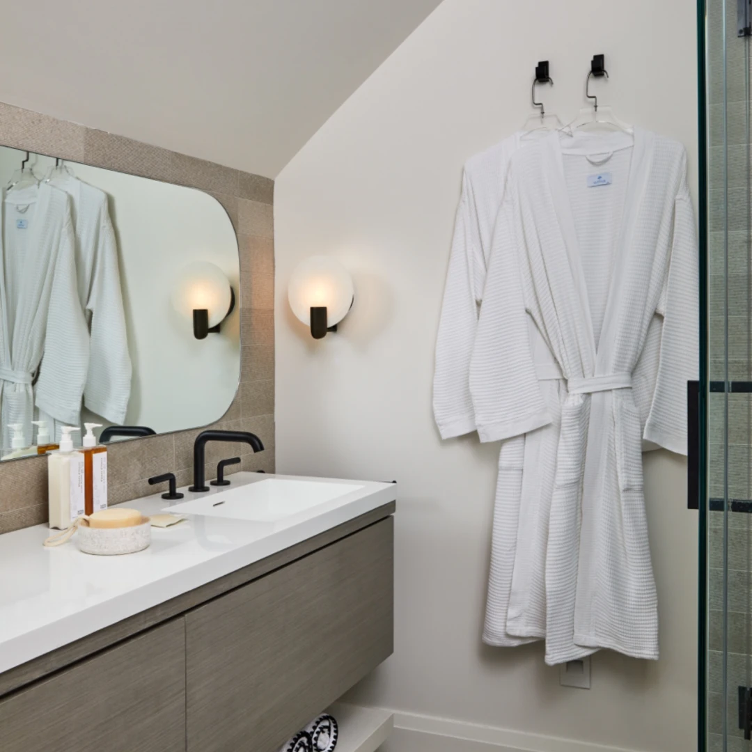 Matouk Kiran Bath Robe - Image 3